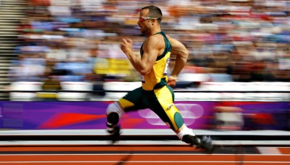 开云官方-_运动摄影全球巡展：捕捉运动中的感动瞬间_，运动摄影技巧及要点