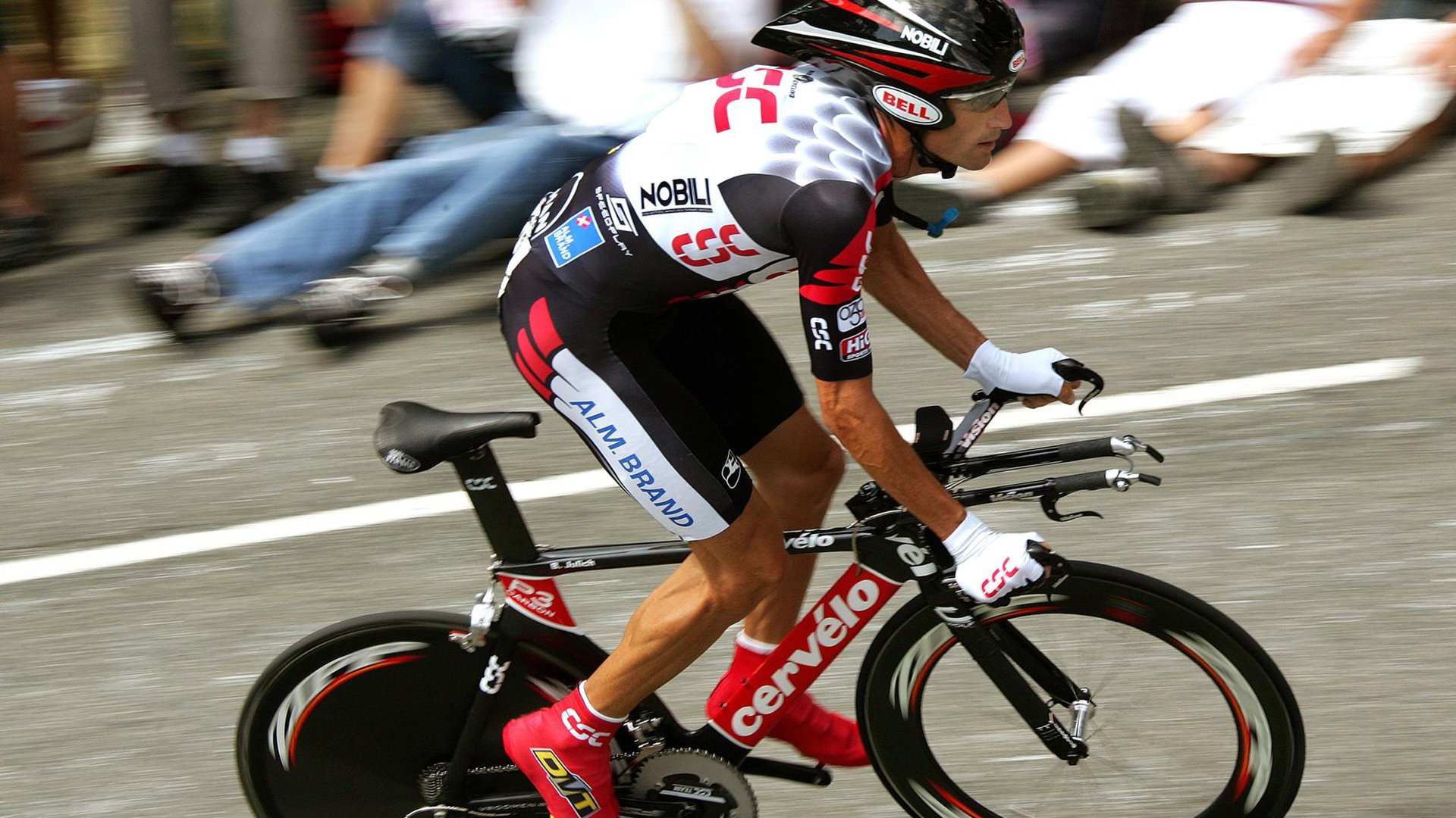 英超赛季战术调整逐步成型,战斗更激烈,英超的赛制